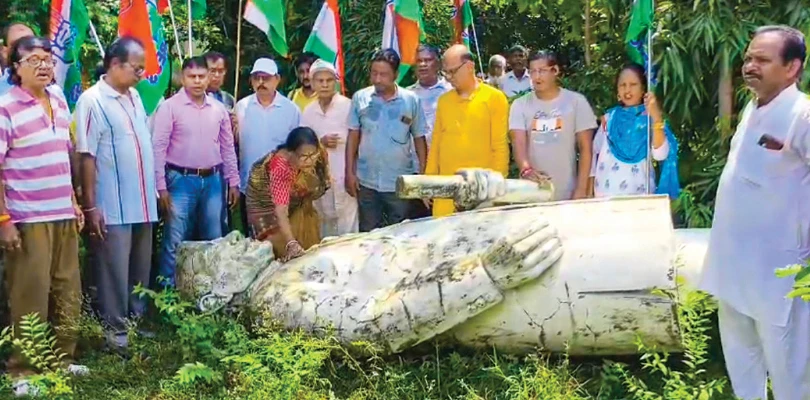 আবর্জনায় নেহরুর মূর্তি! ‘অবমাননা’র অভিযোগে দুর্গাপুরে কংগ্রেসের বিক্ষোভ