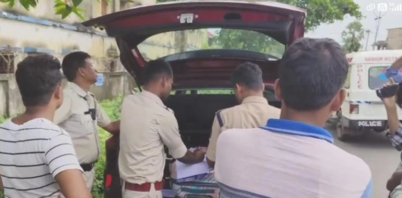 গাড়ি থেকে বিপুল নগদ ও বিদেশি মুদ্রা উদ্ধার! তদন্তে পুলিশ