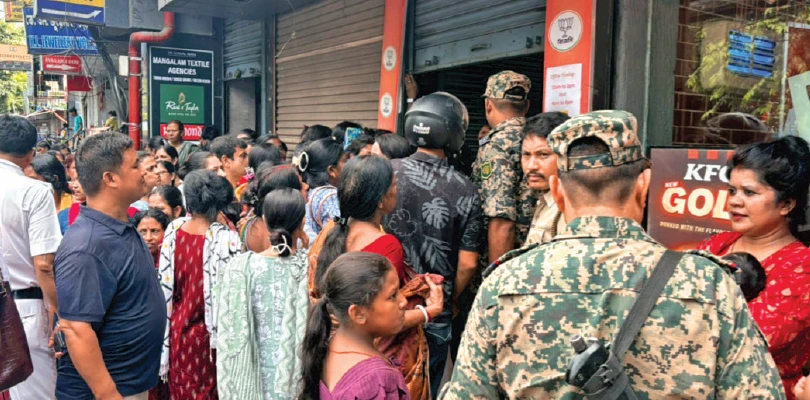 অন্নপূর্ণা যোজনা: ভোর থেকেই মন্ত্রীর সেবাকেন্দ্রে মহিলাদের লম্বা লাইন