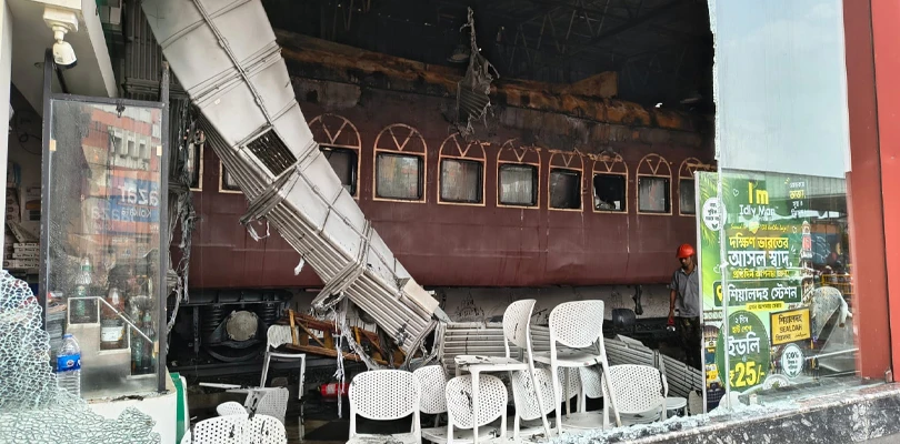 সাতসকালে শিয়ালদহ স্টেশন লাগোয়া 'ফুড কোর্টে' আগুন! ঘন ধোঁয়ায় ঢাকল এলাকা