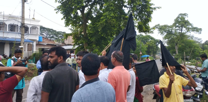 নদীয়ার চাপড়ায় বিক্ষোভের মুখে মহুয়া মৈত্র, দেখানো হলো কালো পতাকা
