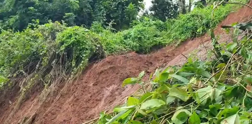 আচমকা ভূমিধস, মাটির নীচে চাপা পড়ে মৃত্যু একই পরিবারের তিন জনের