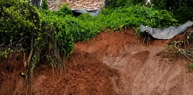 অসমে ভূমিধস, একই পরিবারের তিনজন সহ মৃত ৪