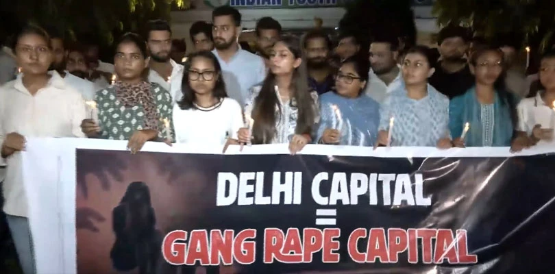 দিল্লিতে বাসে নাবালিকাকে গণধর্ষণের ঘটনার প্রতিবাদে মোমবাতি মিছিল