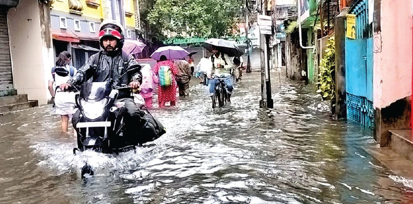 দিনভর বৃষ্টিতে বানভাসি হাওড়া, জলযন্ত্রণা, বিপাকে জনজীবন, ছুটি কয়েকটি স্কুলে
