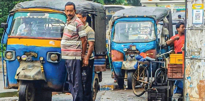 পুলিশের নাকের ডগায় দাপিয়ে বেড়াচ্ছে অবৈধ গাড়ি, মাথায় হাত অটোচালকদের