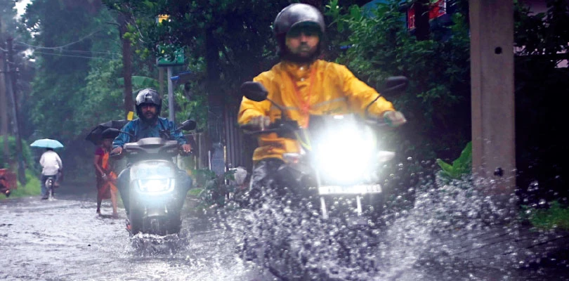 ভারী বৃষ্টিতে ফের জলমগ্ন পুর এলাকা, ছড়াচ্ছে দুর্গন্ধ