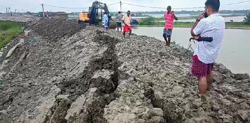 সন্দেশখালির কলাগাছি নদীর বাঁধে বিরাট ধস, আশঙ্কায় এলাকাবাসীরা