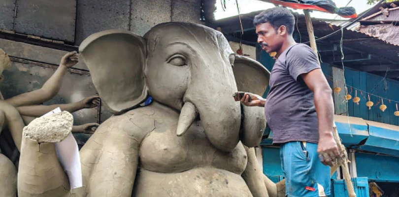 অবিরাম বৃষ্টিতে পণ্ড প্রতিমা তৈরির কাজ জলে ধুয়ে যাচ্ছে দুর্গা-গণেশের গাত্রবর্ণ