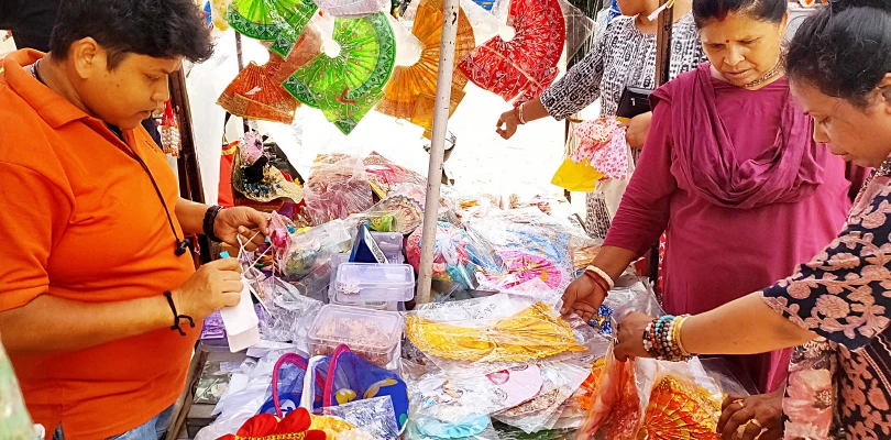 জন্মাষ্টমীর আগে গোপালের সাজের সামগ্রী  কিনতে বাজারে ব্যাপক ভিড়