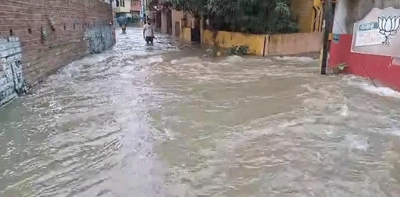 রাতভর বৃষ্টিতে জলমগ্ন বোলপুর, ভোগান্তি স্থানীয়দের
