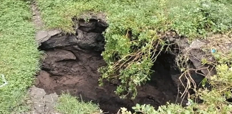 মণ্ডলপাড়া এলাকায় পুরোনো চাণক্যের কাছে ধস, আতঙ্ক