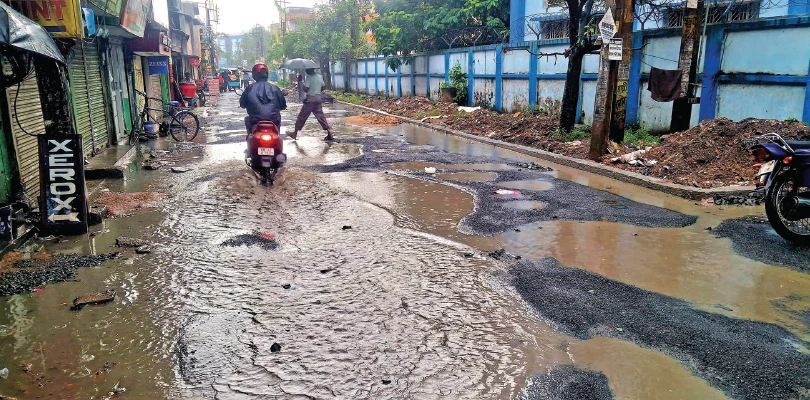 বর্ধমানে বেহাল বিভিন্ন গুরুত্বপূর্ণ রাস্তা, পুজোর আগে সংস্কার হবে তো?