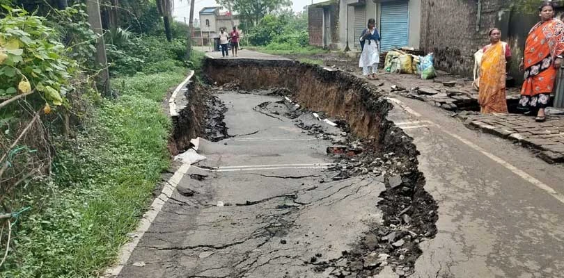 ভারী বৃষ্টির জেরে ধসে গেল রাস্তা, স্তব্ধ যান চলাচল