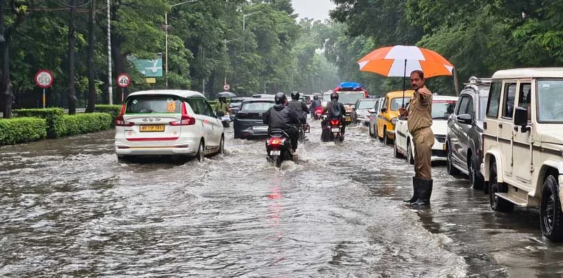 জলমগ্ন ভিক্টোরিয়ার সামনের রাস্তা