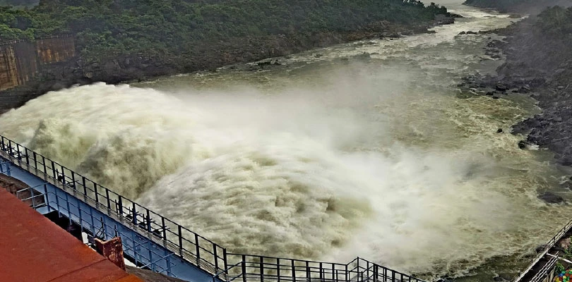 ভাসল কলকাতা, দক্ষিণবঙ্গে বন্যার ভ্রূকুটি, মৃত ৪