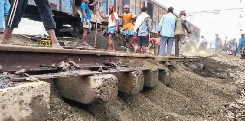 দীর্ঘক্ষণ খাবার, জল না পেয়ে চরম হয়রানি, এক নাগাড়ে বৃষ্টি, ফরাক্কায় ধসে গেল লাইন, ব্যাহত ট্রেন চলাচল