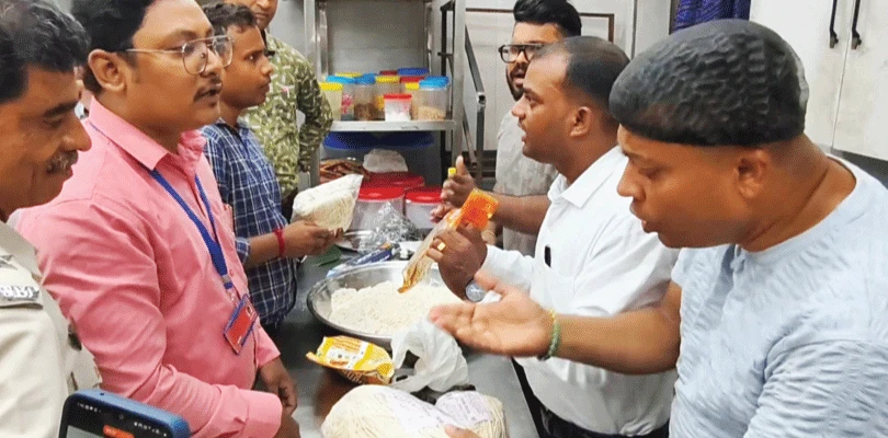 খড়্গপুরের অভিজাত হোটেলে পচা, বাসি খাবার, নোটিস ধরাল খাদ্য সুরক্ষা দপ্তর