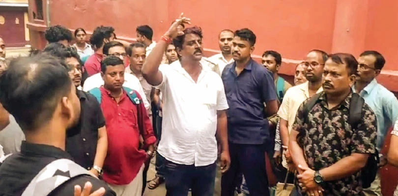 টার্গেট পূরণের নামে চাপ, বারাসত হেড পোস্ট অফিসে ডেপুটেশন জমা