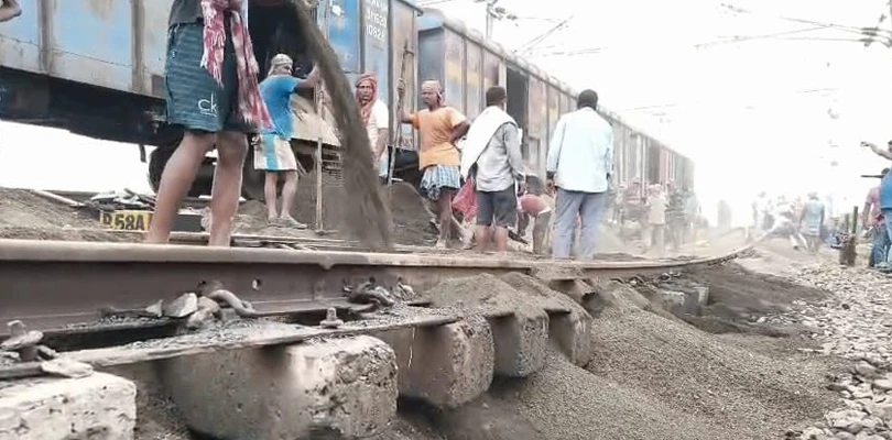 টানা বৃষ্টিতে নিউ ফরাক্কায় রেললাইনে ধস, আটকে বহু দূরপাল্লার ট্রেন