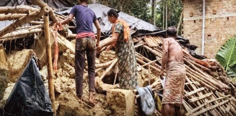 একটানা বৃষ্টিতে ভেঙে পড়ল উচ্চ মাধ্যমিক পরীক্ষার্থীর মাটির বাড়ি