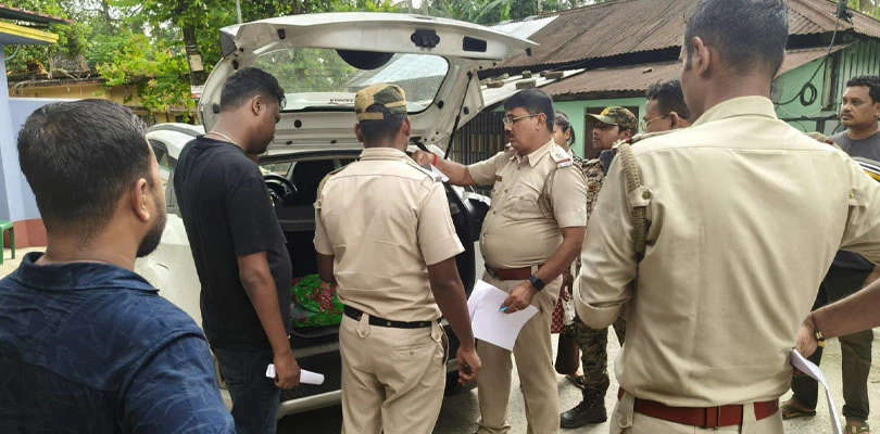 পেট্রোল পাম্পের মালিকের গাড়ি থেকে মাদক উদ্ধার