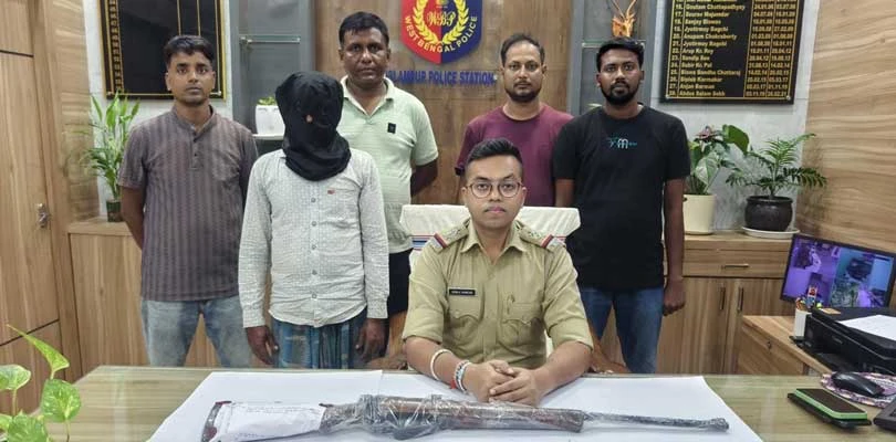 ইসলামপুরের একটি বাড়ি থেকে উদ্ধার দুটি আগ্নেয়াস্ত্র, গ্রেপ্তার ১