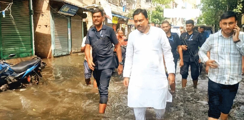 টানা বৃষ্টিতে হাওড়া ও হুগলিতে জল-যন্ত্রণা পরিস্থিতি খতিয়ে দেখলেন মন্ত্রী উমেশ রাই