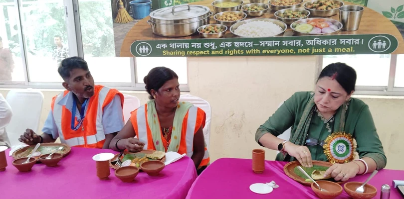 দুর্গাপুরের সাফাইকর্মীদের সঙ্গে মধ্যাহ্নভোজে পুরমন্ত্রী অগ্নিমিত্রা পাল
