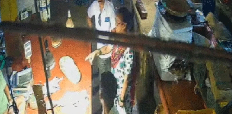 মধ্যমগ্রামে অভিনব কায়দায় বিক্রেতাকে ঘোল খাইয়ে ইলিশ নিয়ে পগারপার বৃদ্ধা