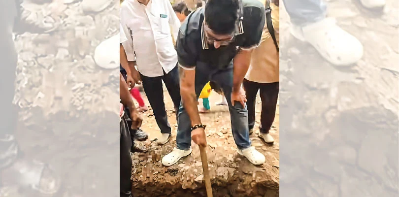 ১ মিটার নয়, মাটির নীচে জলের পাইপ বসছে মাত্র এক ফুট নীচে, হাতেনাতে ধরলেন রাজারহাট-গোপালপুরের বিধায়ক