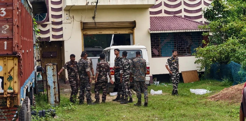 দরজা ভেঙে গভীর রাতে টুলু মণ্ডলের ম্যানেজারের বাড়িতে পুলিশের তল্লাশি অভিযান, চাঞ্চল্য এলাকায়