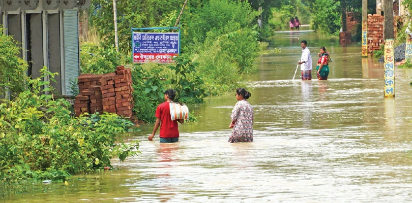 ত্রাণ-উদ্ধার কাজে ঝাঁপানোর নির্দেশ শুভেন্দুর, ডিভিসি’র ছাড়া জলে ভাসল হাওড়া ও হুগলির বিস্তীর্ণ অংশ