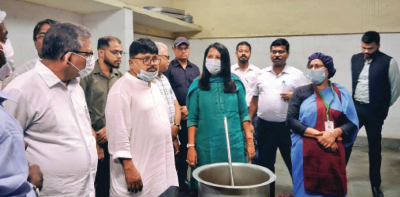 হাসপাতালের রান্নাঘরে ঢুকে ক্ষুব্ধ মন্ত্রী