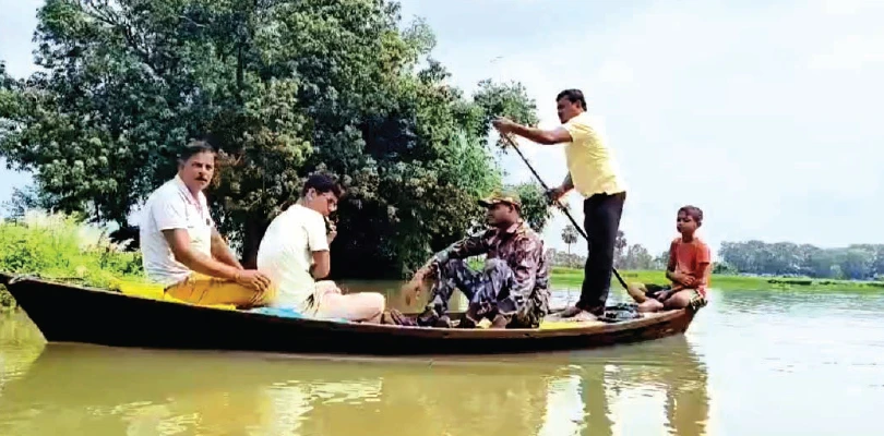 সোনামুখীতে বন্যাকবলিত এলাকায় নিজে নৌকা চালিয়ে পরিদর্শনে মন্ত্রী