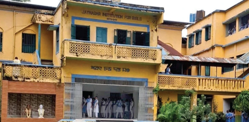 পর্যাপ্ত শিক্ষিকা না থাকায় বিপাকে পড়েছে জয়নগর ইনস্টিটিউশন ফর গার্লস