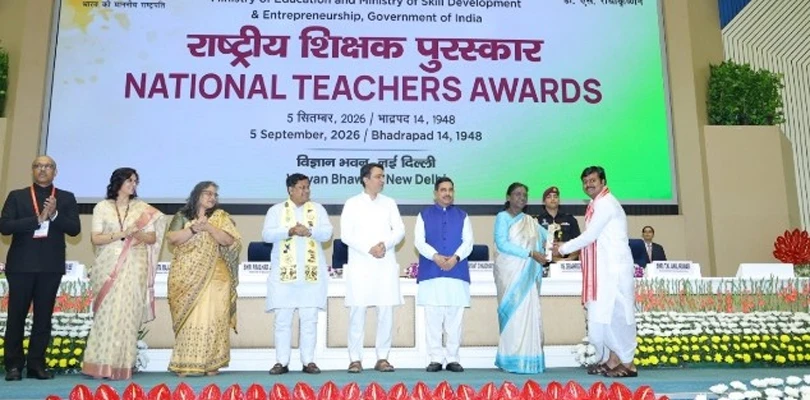 রাষ্ট্রপতির হাত থেকে জাতীয় শিক্ষকের পুরস্কার নিলেন নয়াগ্ৰাম ব্লকের গভর্ণমেন্ট মডেল স্কুলের শিক্ষক শান্তনু পাত্র