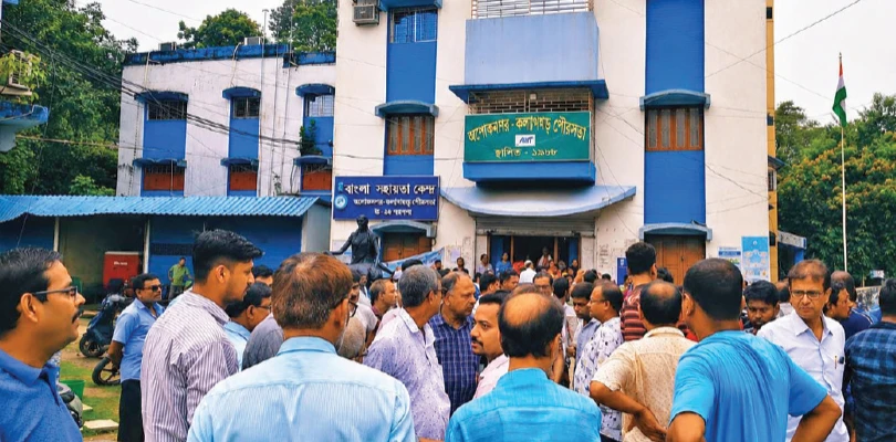 রাতে আলো জ্বলছে কেন? তথ্য লোপাট হচ্ছে? প্রশ্ন তুলেই অশোকনগর পুরসভার কর্মীদের মার, প্রতিবাদে কর্মবিরতি