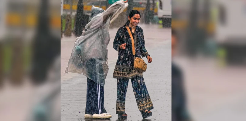 টানা বৃষ্টিতে জলমগ্ন দিল্লি, দুর্ভোগ চরমে