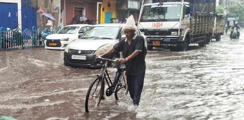 প্রবল বৃষ্টিতে জলমগ্ন কলকাতার রবীন্দ্র সরণি