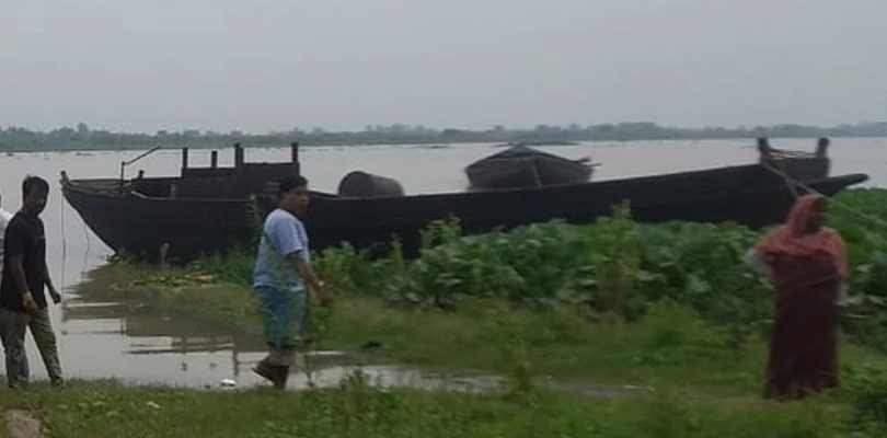 ট্রলার উদ্ধার করতে গিয়ে নদীতে তলিয়ে গেলেন যুবক