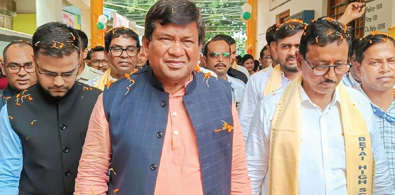 বেতাইয়ের স্কুলে স্মার্ট অ্যাটেনডেন্স ও ক্লাসরুমের উদ্বোধন করলেন স্পিকার