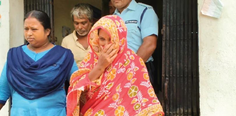 ‘ডিভোর্স’ করিয়ে টাকা-গয়না আদায়, নয়া প্রতারণা! স্ত্রীকে কখনও ভাইঝি, কখনও মেয়ে সাজিয়ে বিয়ে  দেগঙ্গায় গ্রেপ্তার দম্পতি