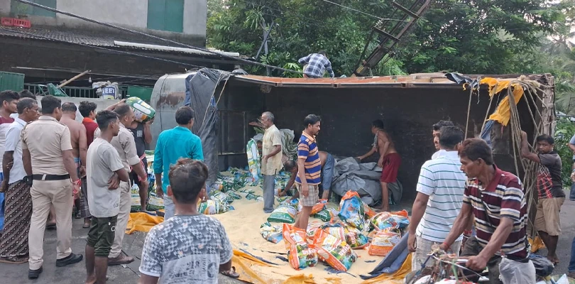 নিয়ন্ত্রণ হারিয়ে মাঝ রাস্তাতেই উল্টে গেল চাল বোঝাই ট্রাক