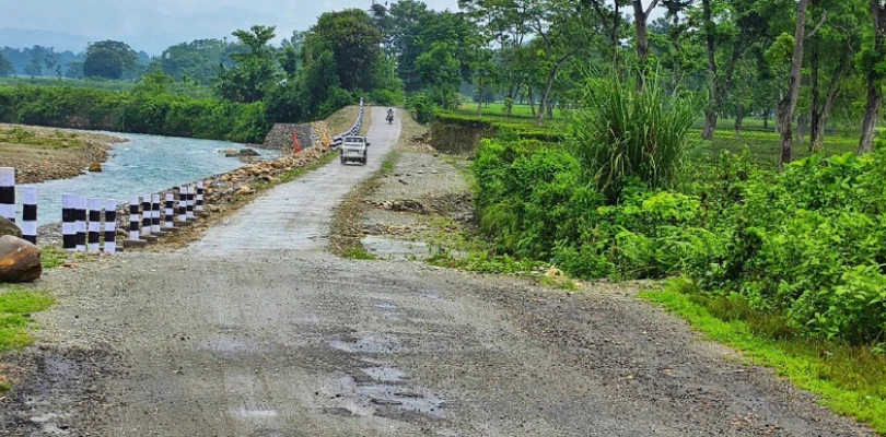 গাঠিয়া নদীর পাশে রাস্তা অর্ধসমাপ্ত বন্যার আশঙ্কায় ছাড়টন্ডুবাসী
