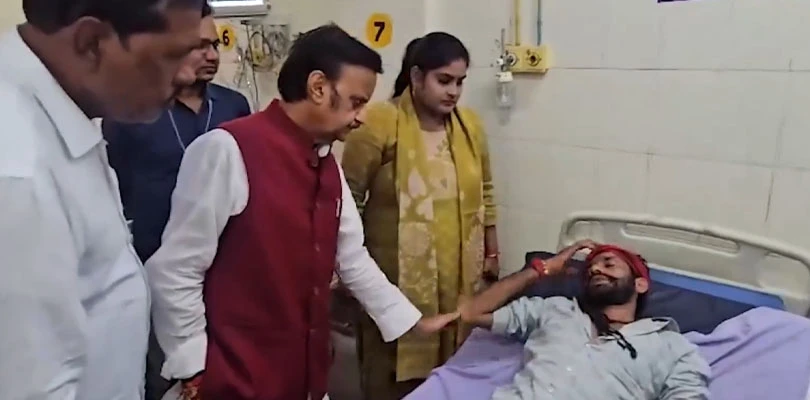 বিষমদ কাণ্ড: অসুস্থদের দেখতে হাসপাতালে গেলেন উপ-মুখ্যমন্ত্রী