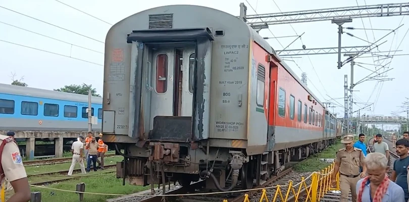 লাইনচ্যুত সিকিম মহানন্দা এক্সপ্রেস, ছিটকে গেল ইঞ্জিন সহ দু'টি বগি