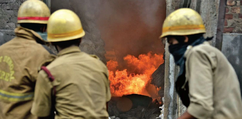 চিৎপুরে রাসায়নিক কারখানায় ভয়াবহ অগ্নিকাণ্ড, হতাহত নেই