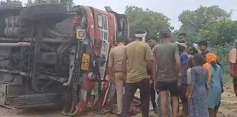 উল্টে গেল তীর্থযাত্রীদের বাস, মৃত ৪