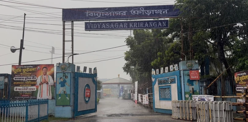 প্রায় দু'ঘণ্টা টানা বৃষ্টি বারাসতে, ডার্বি খেলা নিয়ে মাথায় হাত লাল-হলুদ ও সবুজ-মরুন সমর্থকদের
